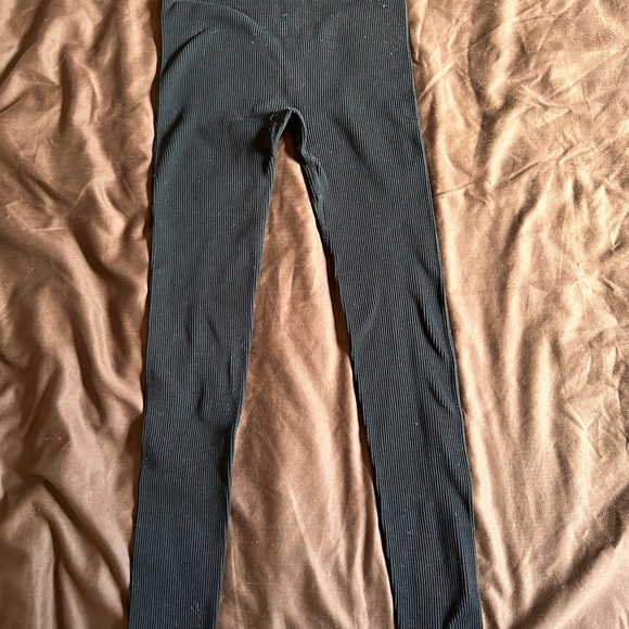 Pretty Little Thing Ribbed Leggings - Picture 4 of 4